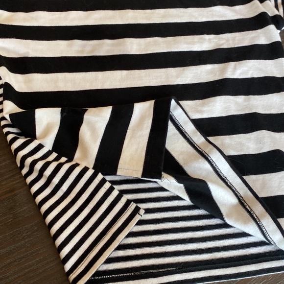 Banana republic ladies tunic sweater in black and white stripes size XS. - Picture 4 of 6